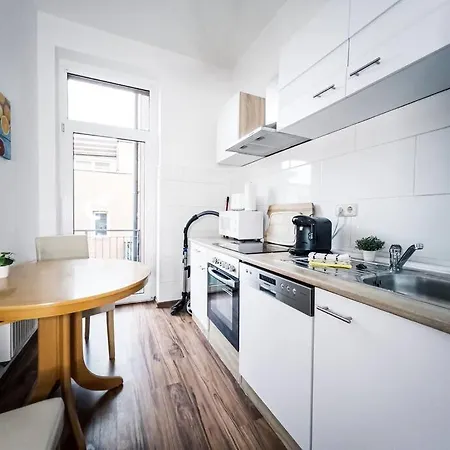 • 3 Bedroom Apt. Close To The Arena And Stadium *up To 8 People* Apartament