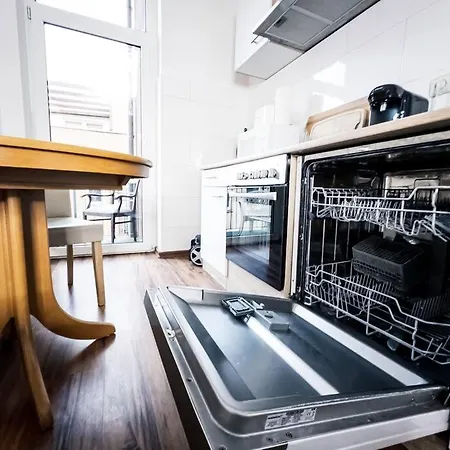 • 3 Bedroom Apt. Close To The Arena And Stadium *up To 8 People* Apartament
