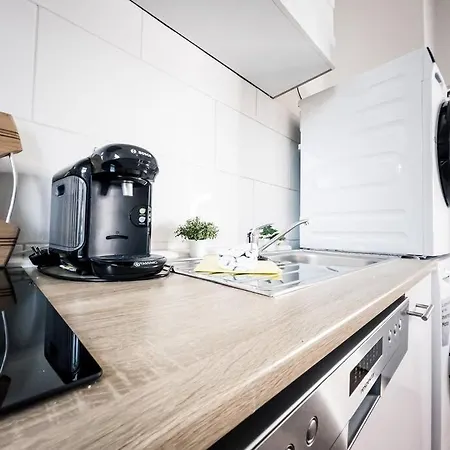 • 3 Bedroom Apt. Close To The Arena And Stadium *up To 8 People* Apartment *