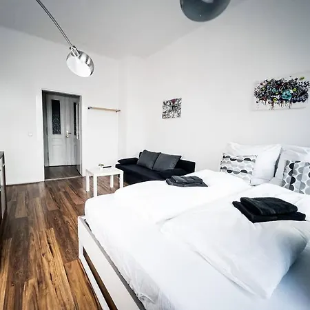 • 3 Bedroom Apt. Close To The Arena And Stadium *up To 8 People*