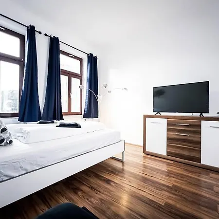 • 3 Bedroom Apt. Close To The Arena And Stadium *up To 8 People*