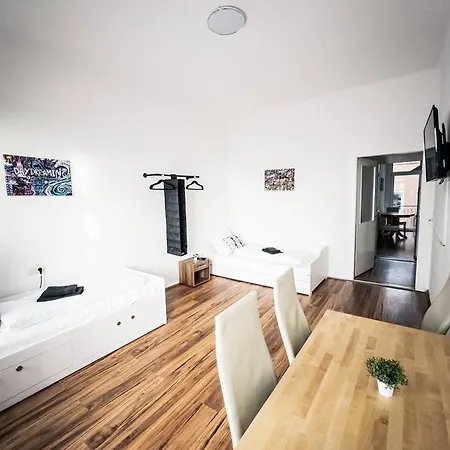 • 3 Bedroom Apt. Close To The Arena And Stadium *up To 8 People* *