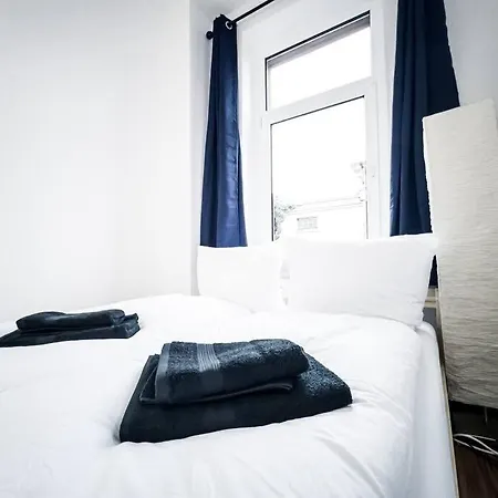 • 3 Bedroom Apt. Close To The Arena And Stadium *up To 8 People* *