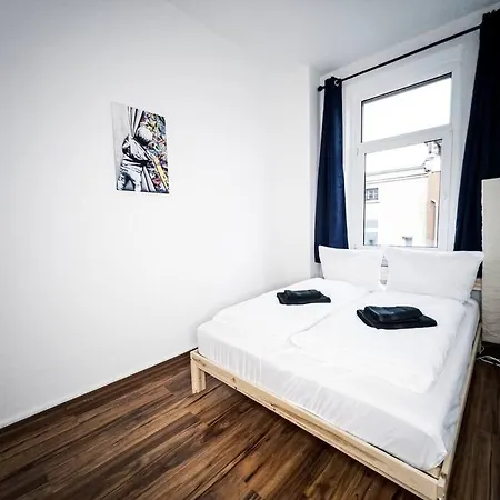• 3 Bedroom Apt. Close To The Arena And Stadium *up To 8 People* *