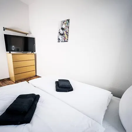 • 3 Bedroom Apt. Close To The Arena And Stadium *up To 8 People* Apartment